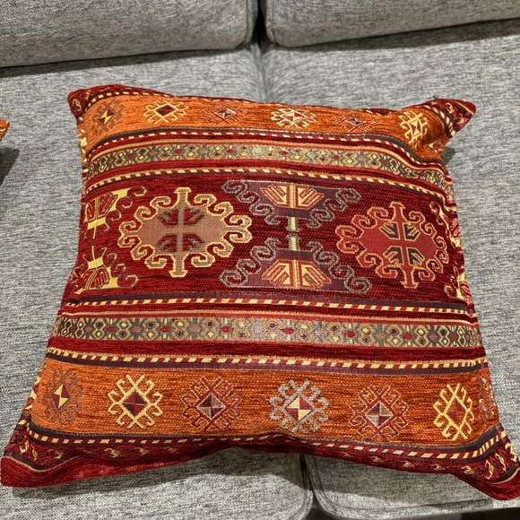 Set of Decorative cushions 18”x18” - Picture 5 of 7